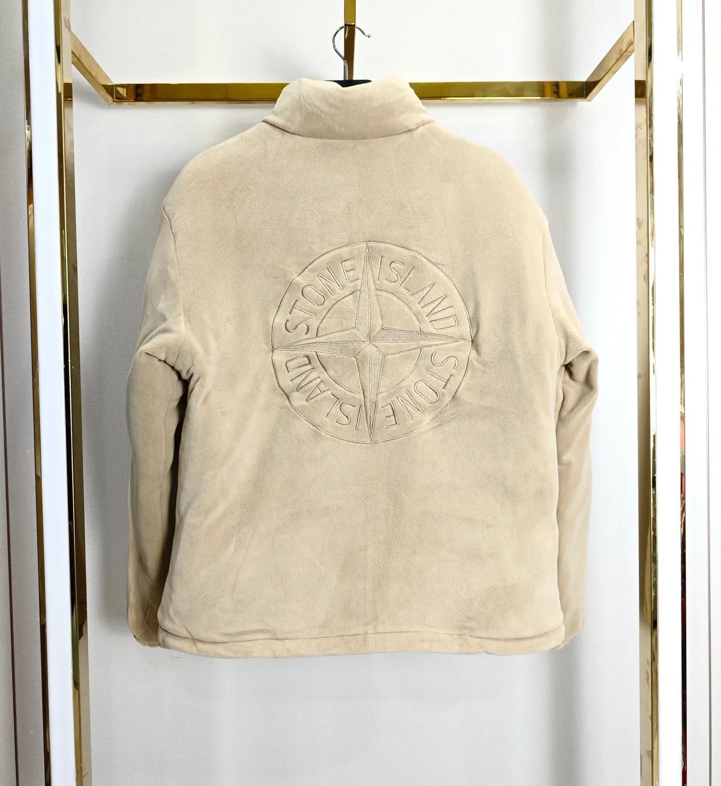 P340 (reverse picture) Stone Island double-sided thickened olley velvet embroidered cotton jacket. Color: black, military green, khaki, navy blue. Double-sided thickened ollie velvet. Thicker than most on the market. The reverse side is made of fine olley velvet with small particles. Double-sided design! Two clothes for one! Double the warmth! In addition, it has been treated with anti-static treatment, so it does not shed lint or stick to hair! The texture is quite good! Very high quality! Thousands of stitches of embroidery on the chest add a sense of design to the entire dress! The stand-up collar design makes the upper body look more energetic! It fits the neck very well and has better thermal insulation effect! Both the cuffs, hem and lining are all hemmed! Exquisite workmanship! More durable and less likely to deform! Pattern correction! Every detail is in place! The upper body effect is amazing, very firm! And it hides the flesh very well and makes you look slim! You can match it with whatever you want!
